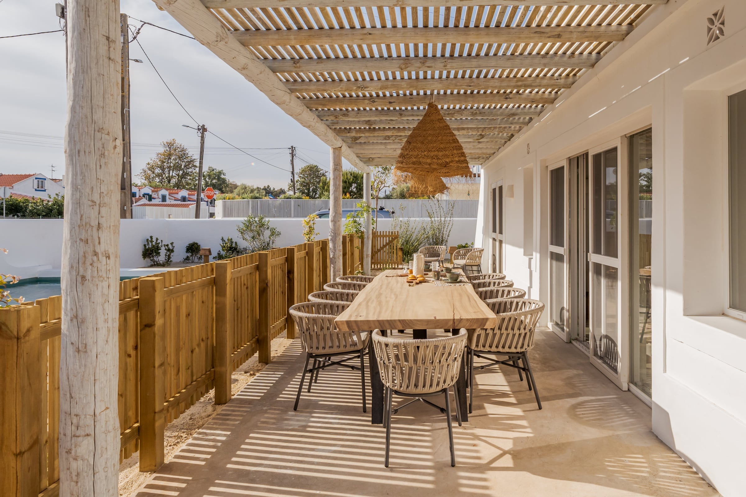Mesa posta no terraço da Villa da Comporta